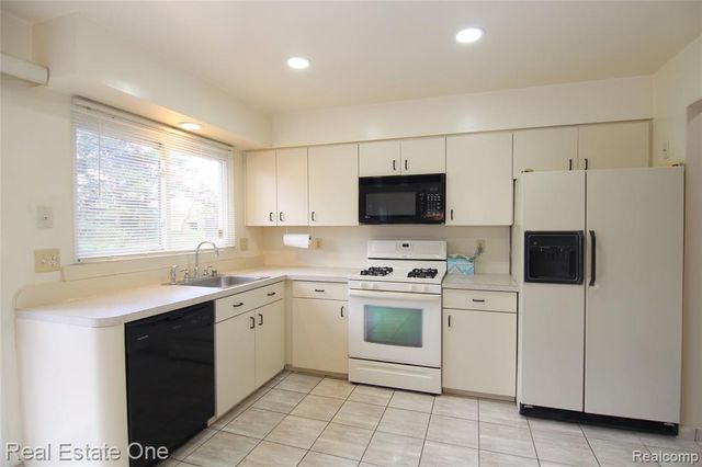 5590 Greenbriar Drive, West Bloomfield, MI 48322