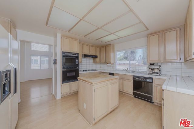 7442 Bobbyboyar Avenue, West Hills (los Angeles), CA 91307