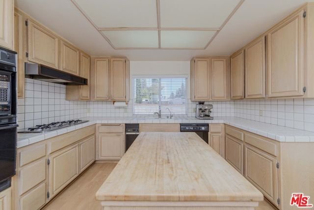 7442 Bobbyboyar Avenue, West Hills (los Angeles), CA 91307