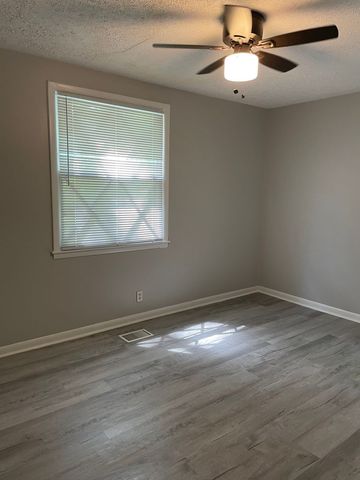 230 Downer Dr, Clarksville, TN 37042