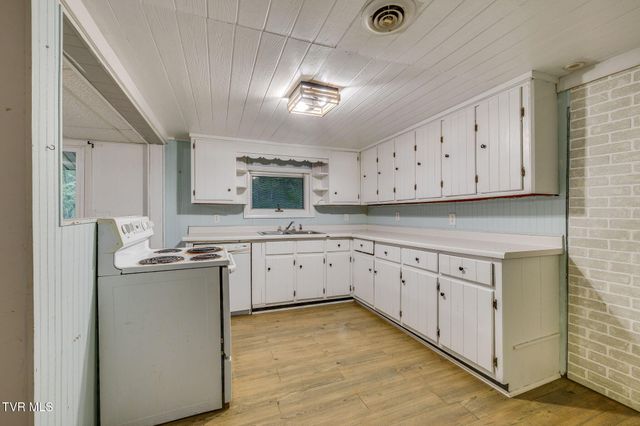 212 Weaver Hill Road, Johnson City, TN 37601