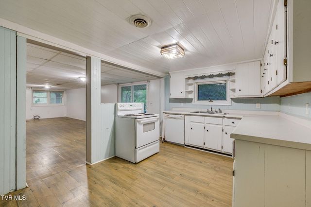 212 Weaver Hill Road, Johnson City, TN 37601