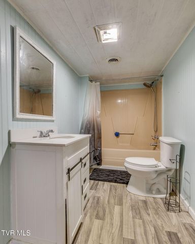 212 Weaver Hill Road, Johnson City, TN 37601