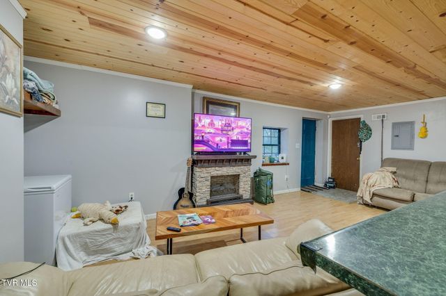 212 Weaver Hill Road, Johnson City, TN 37601