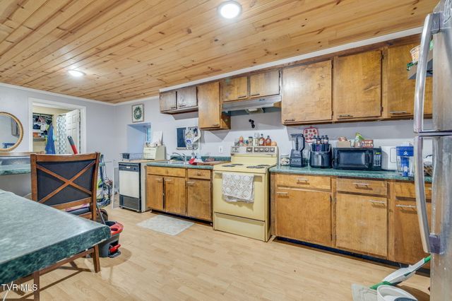 212 Weaver Hill Road, Johnson City, TN 37601