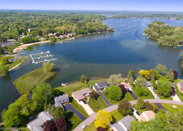 2711 Armstrong Drive, Orion Charter Township, MI 48360