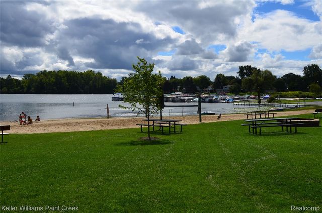 2711 Armstrong Drive, Orion Charter Township, MI 48360
