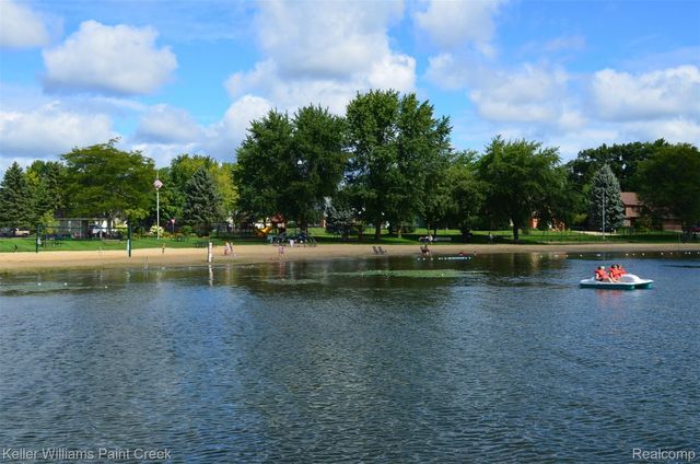 2711 Armstrong Drive, Orion Charter Township, MI 48360