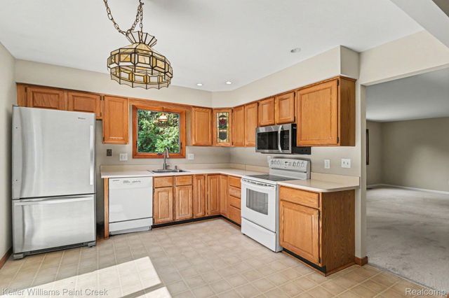 2711 Armstrong Drive, Orion Charter Township, MI 48360