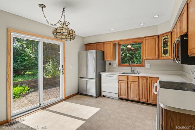 2711 Armstrong Drive, Orion Charter Township, MI 48360