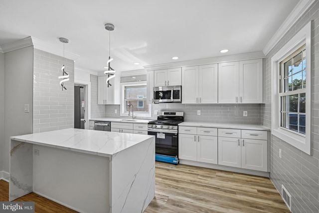 323 CRAWFORD AVE, Maple Shade, NJ 08052