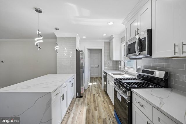 323 CRAWFORD AVE, Maple Shade, NJ 08052