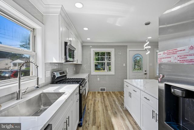 323 CRAWFORD AVE, Maple Shade, NJ 08052