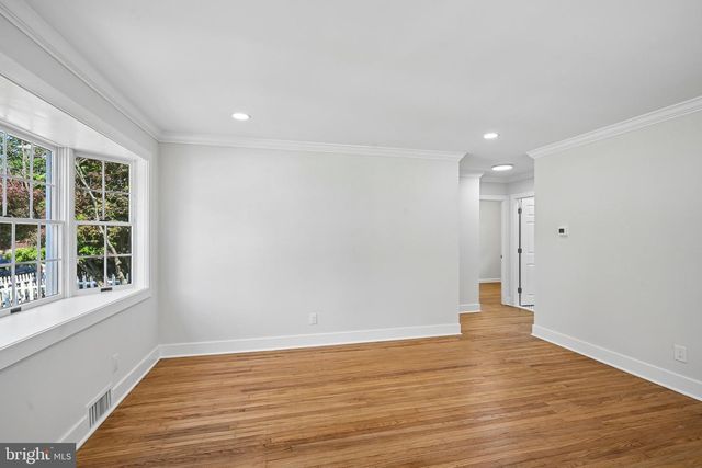 323 CRAWFORD AVE, Maple Shade, NJ 08052