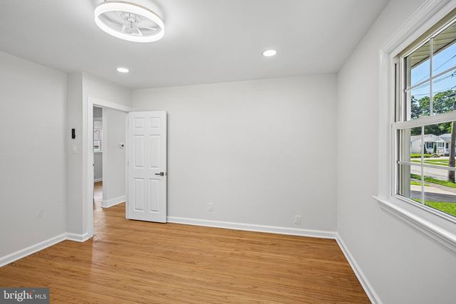 323 CRAWFORD AVE, Maple Shade, NJ 08052