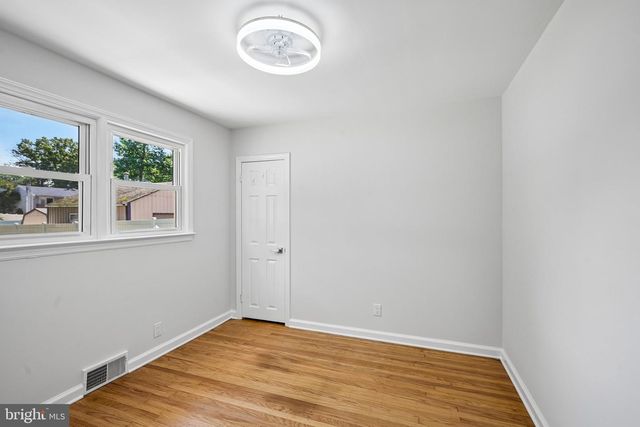 323 CRAWFORD AVE, Maple Shade, NJ 08052