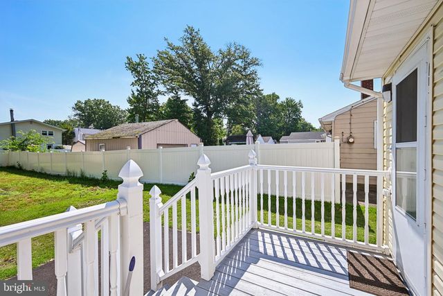 323 CRAWFORD AVE, Maple Shade, NJ 08052