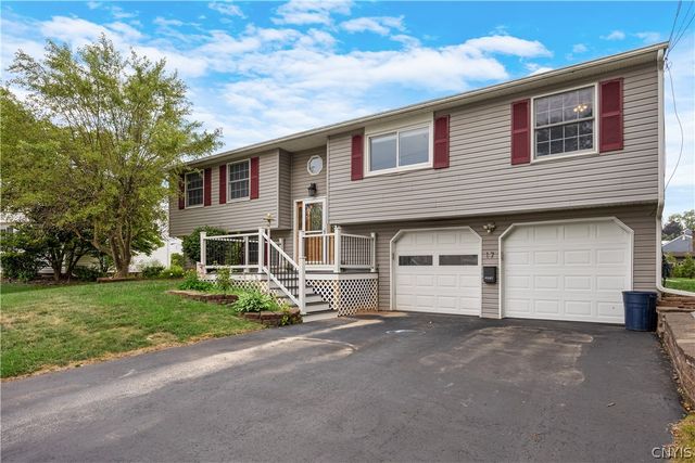 17 Lowell Road, Clay, NY 13090