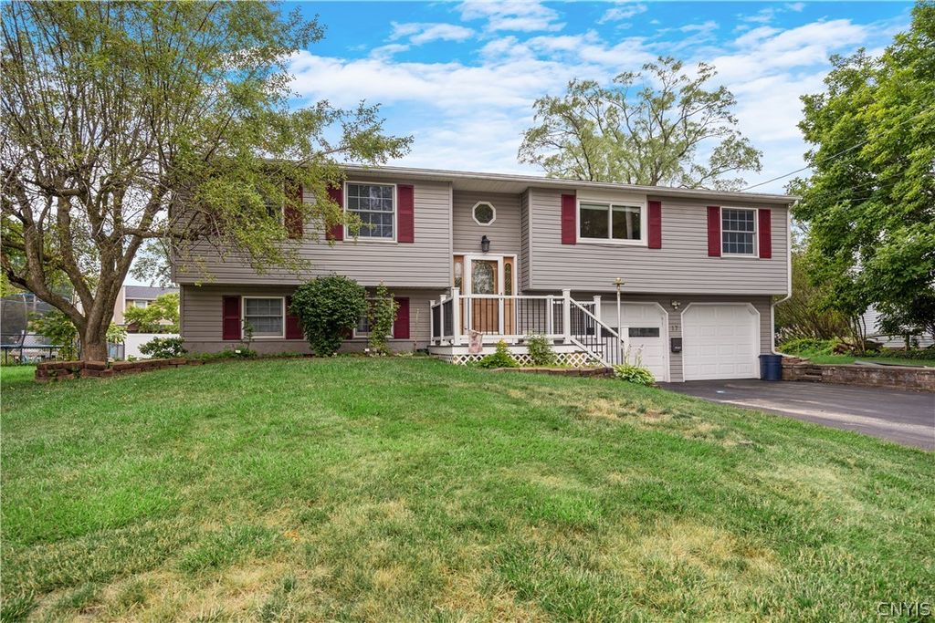 17 Lowell Road, Clay, NY 13090