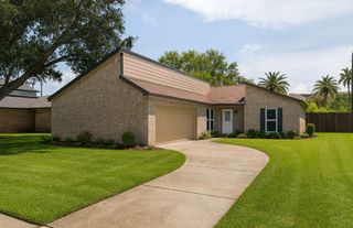 613 S Remington Drive, Angleton, TX 77515