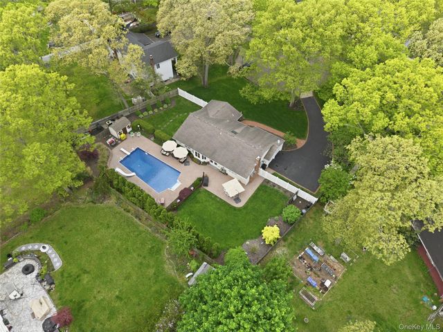 6 Hayden Court, Coram, NY 11727