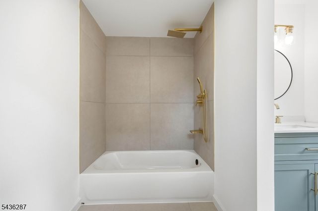 222 Main St, Newton Town, NJ 07860