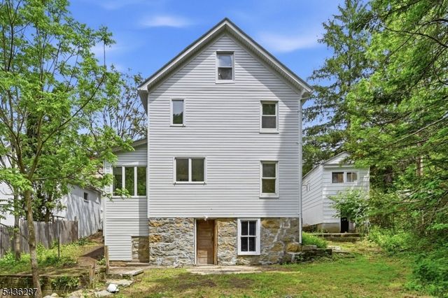 222 Main St, Newton Town, NJ 07860
