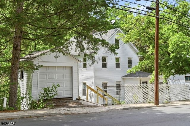 222 Main St, Newton Town, NJ 07860