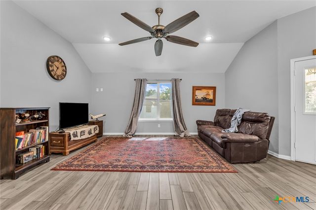 7 Market Loop, Morgans Point Resort, TX 76513
