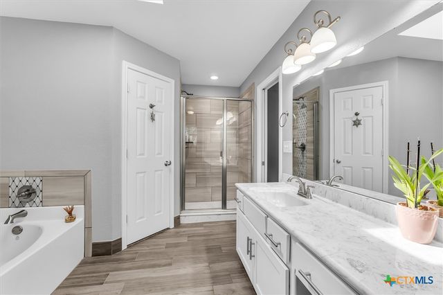 7 Market Loop, Morgans Point Resort, TX 76513