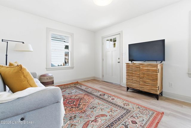 1218 Homeview Dr, Louisville, KY 40215