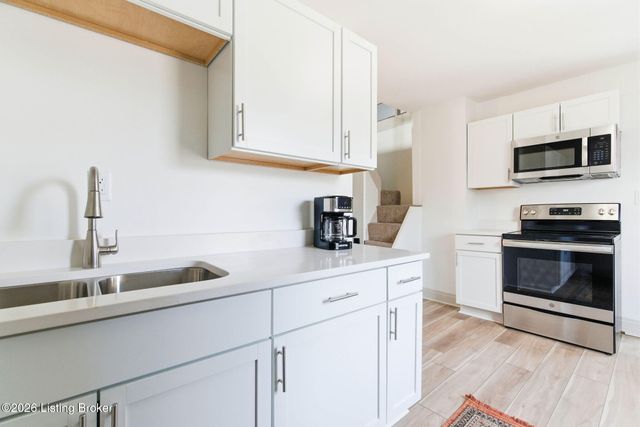 1218 Homeview Dr, Louisville, KY 40215