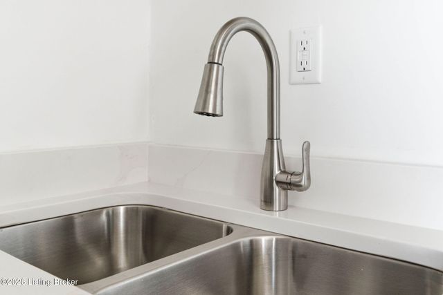 1218 Homeview Dr, Louisville, KY 40215