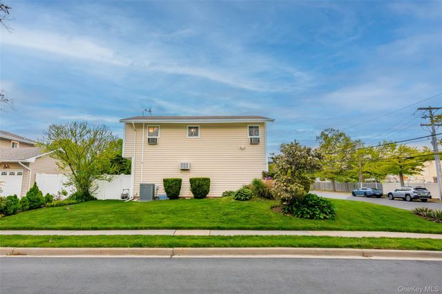 39 Pal Street, Plainview, NY 11803