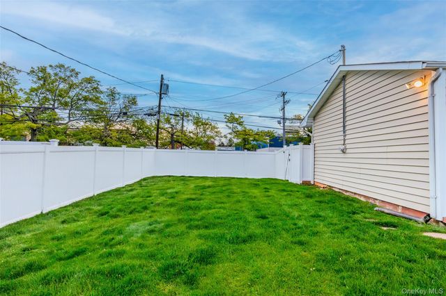 39 Pal Street, Plainview, NY 11803