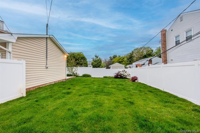 39 Pal Street, Plainview, NY 11803