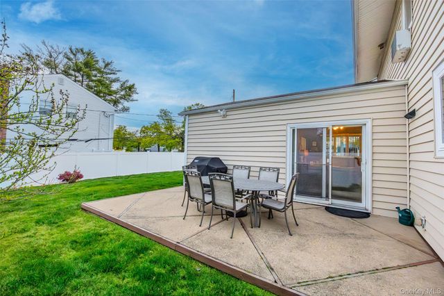 39 Pal Street, Plainview, NY 11803