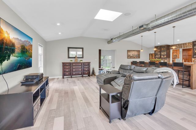 30949 N Leesley Court, Libertyville, IL 60048