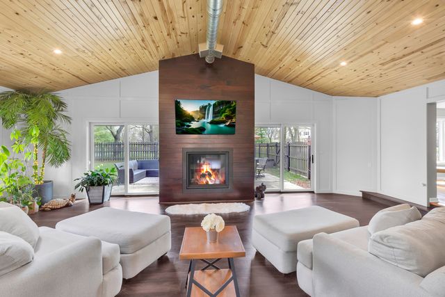 30949 N Leesley Court, Libertyville, IL 60048