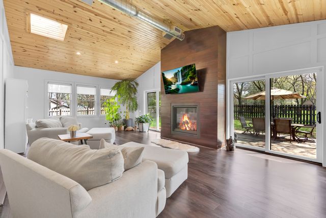 30949 N Leesley Court, Libertyville, IL 60048