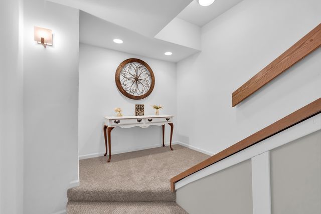 30949 N Leesley Court, Libertyville, IL 60048