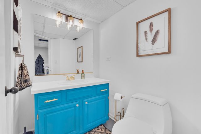 30949 N Leesley Court, Libertyville, IL 60048