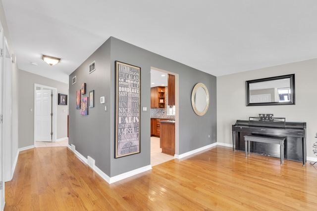 30949 N Leesley Court, Libertyville, IL 60048