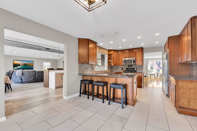 30949 N Leesley Court, Libertyville, IL 60048