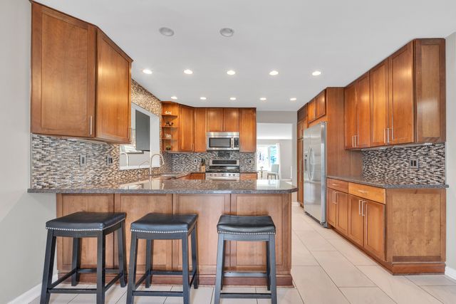 30949 N Leesley Court, Libertyville, IL 60048