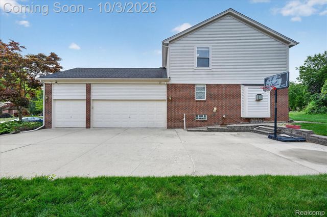 2738 Long Meadow Lane, Rochester Hills, MI 48307