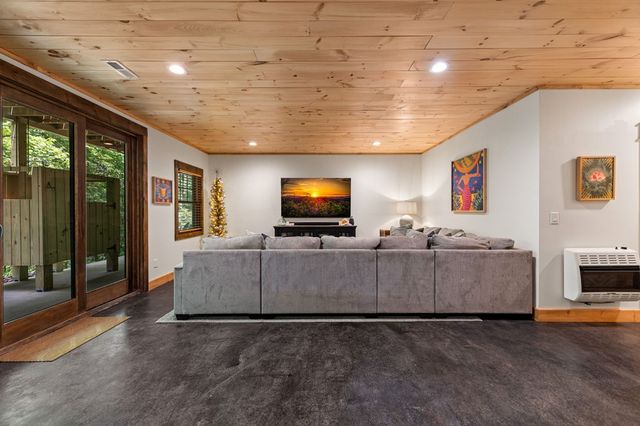 2634 Mountain Tops Road, Blue Ridge, GA 30513