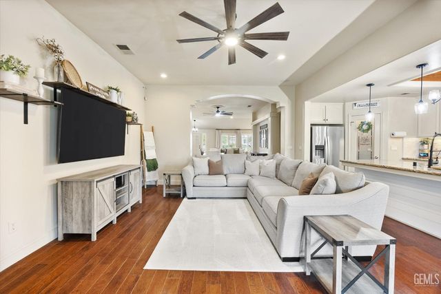 5303 Via Fontenelle Drive, Bakersfield, CA 93308