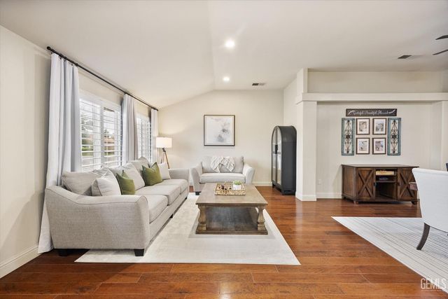 5303 Via Fontenelle Drive, Bakersfield, CA 93308