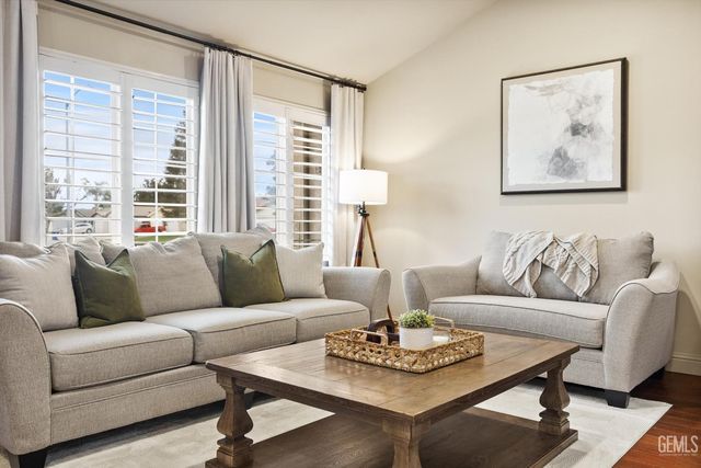 5303 Via Fontenelle Drive, Bakersfield, CA 93308